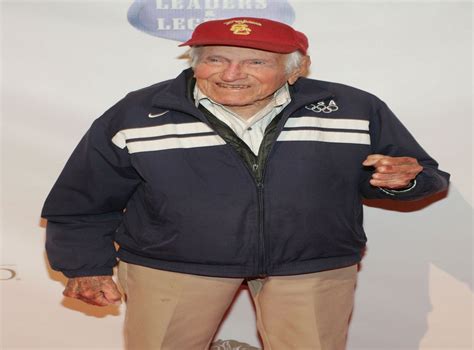 Louis Zamperini Dead Former Olympian And War Hero Dies At 97 The