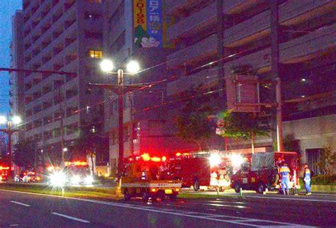 【写真】鹿児島市のマンションから出火、一室全焼 住人ら3人を搬送、命に別条なし 2 鹿児島のニュース 南日本新聞