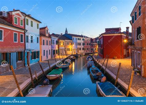 Opinión De La Calle Con Los Edificios Coloridos En La Isla De Burano