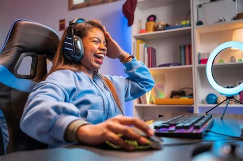Feliz jugadora latina jugando videojuegos en línea con micrófono y