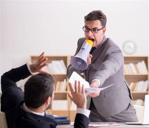 Jefe Enojado Gritando A Su Empleado Imagen De Archivo Imagen De