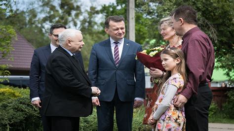 Prezes PiS oraz szef MON odwiedzili jedną z rodzin we wsi Rudawka