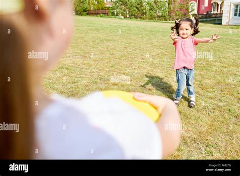 Children Playing Frisbee Hi Res Stock Photography And Images Alamy