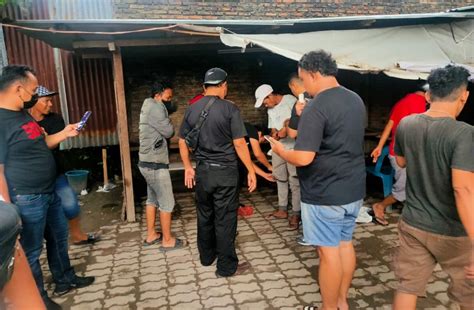 Personil Polisi Grebek Kampung Narkoba Orang Pemakai Diamankan