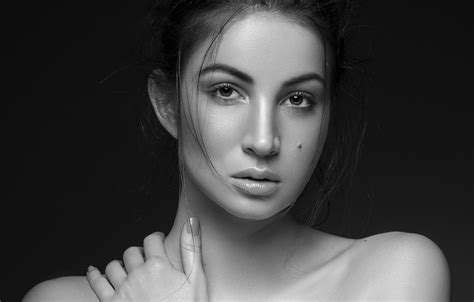 Обои Black And White Girl Eyes Smile Beautiful Model Lips Face на телефон и рабочий стол