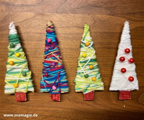 Weihnachtsgeschenk basteln mit kleinen Kindern Weihnachtsbaum Anhänger