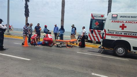 Motociclista resulta herido al chocar contra un vehículo que se le