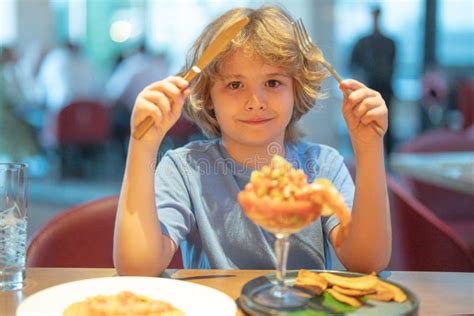 Ni Ito Comiendo Marisco En El Restaurante Un Ni O Come Comida Pescado