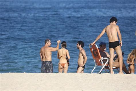 Caio Blat Curte Praia No Rio De Janeiro Ao Lado Da Namorada