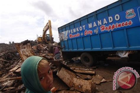 Tni Masih Bersihkan Sampah Banjir Manado Antara News