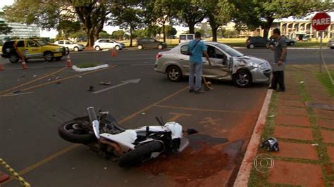 Motociclista Fica Ferido Ao Bater Em Carro No DF DF2 G1