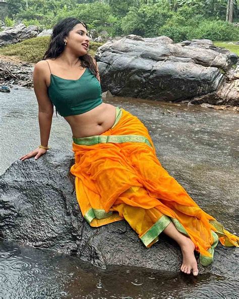 Anicka Vikhraman Spicy Navel Exposed In Wet Saree Glamsundari In