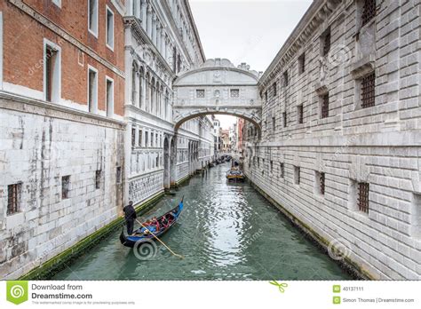 Sob A Ponte Dos Suspiros Foto Editorial Imagem De Veneza