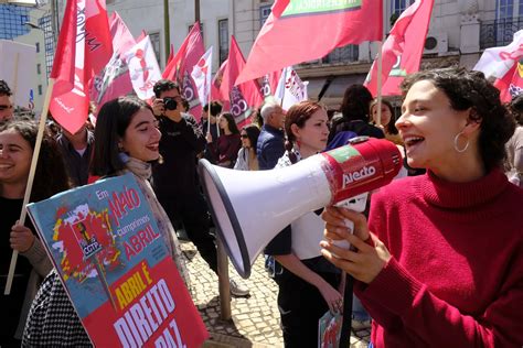 1 º De Maio Dia Do Trabalhador Centenas De Pessoas Subiram A