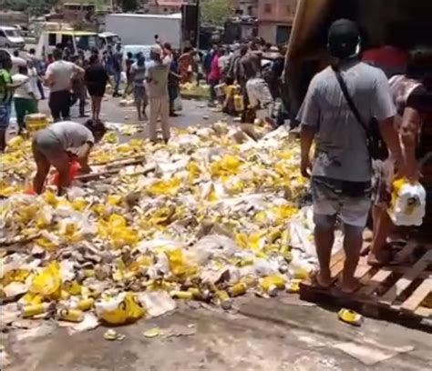 Carreta Carregada De Cerveja Tomba Na BR 040 E Populares Saqueiam Carga