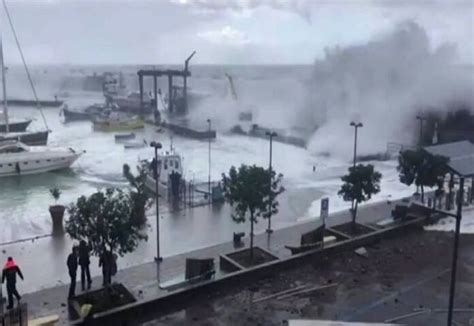 Maltempo In Calabria Mareggiate E Allagamenti Sulla Costa Tirrenica