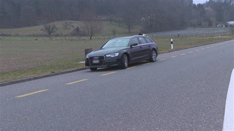 Heftiger Unfall Ein Autofahrer fährt auf einer 80er Strecke bei