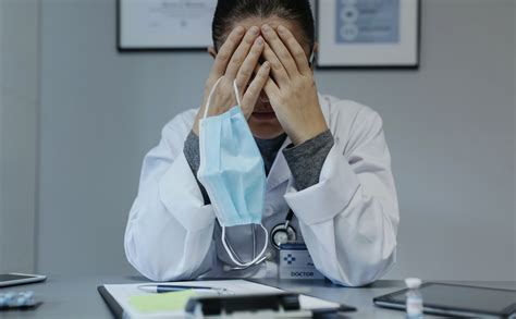 Como a síndrome de Burnout afeta médicos e outros profissionais de