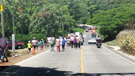 Habitantes De Diferentes Comunidades Bloquean La Carretera Coatepec Las