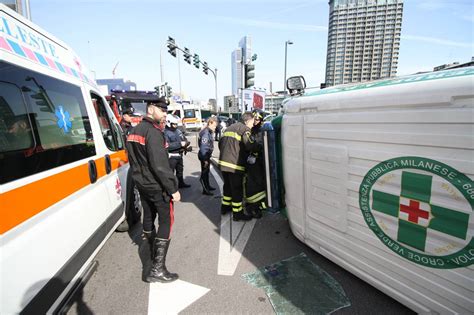 Incidente Con Ambulanza Ribaltata In Via Melchiorre Gioia Corriere It