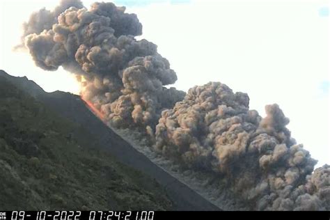 Lo Stromboli Erutta Alzato Il Livello Di Allerta