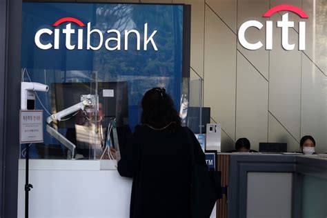 citibank indonesia tutup layanan konsumen diserahkan  bank uob