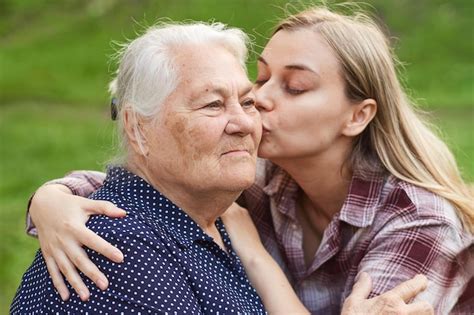 La Nieta Amorosa Besa A Su Abuela En La Mejilla Foto Premium