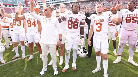 Perfect ending saves tough day for Longhorns in 20-10 win at Arkansas