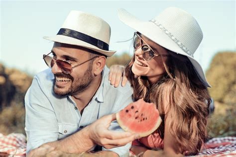 Pareja De Picnic En El Parque Foto Premium