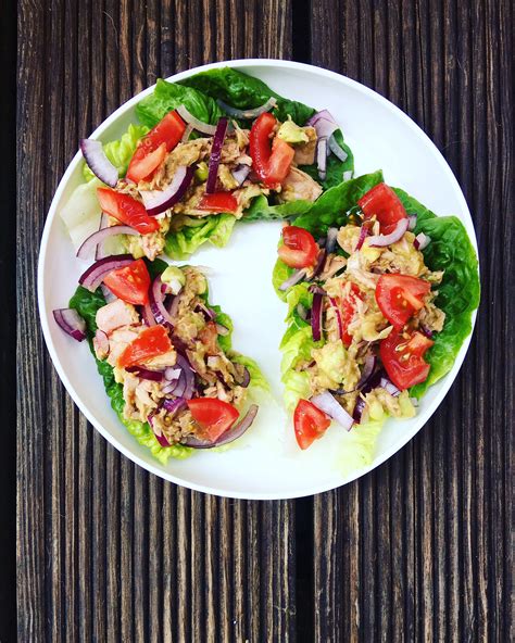 Avocado Thunfisch auf Salat low carb voller Eiweiß und superschnell