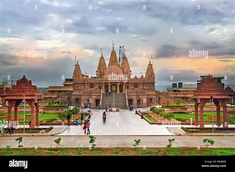 Swaminarayan temple architecture hi-res stock photography and images ...