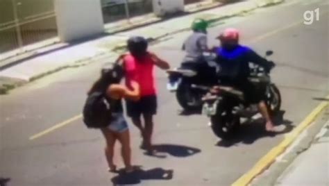 V Deo Criminosos Armados Rendem Casal E Roubam Moto Em Pindamonhangaba