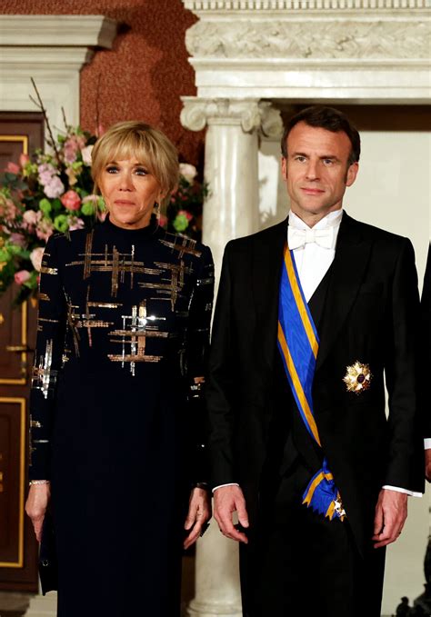 Photo Brigitte Macron Portait Une Magnifique Robe Sombre Moulante