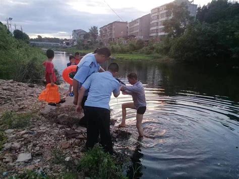 援救落水小孩3人被困，平安守护巡逻队民警赶到救起 荆楚网 湖北日报网