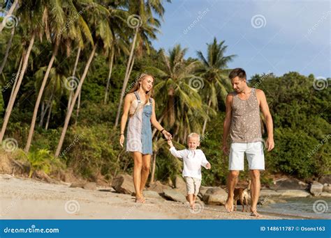 La Familia Camina Por La Playa Al Atardecer Con Su Hijo Silueta