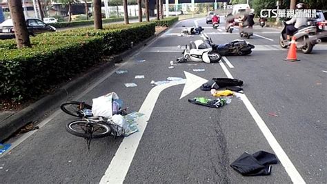 高雄楠梓連環追撞事故 3機車1單車共釀4人傷 華視新聞 Line Today