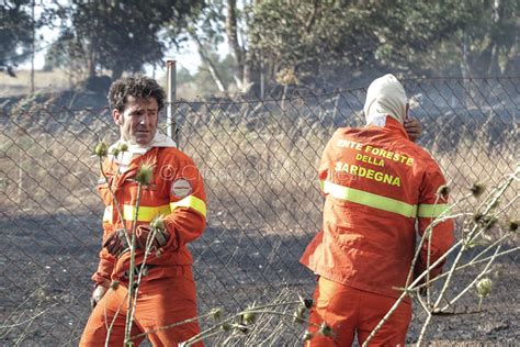 Fuoco Alle Porte Di Nuoro Le Fiamme Hanno Lambito Le Case E La