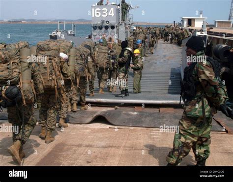 Us Navy U S Marines Assigned To The 31st Marine Expeditionary Unit Meu Load Onto Landing