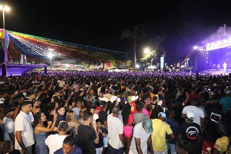 Público lota Praça Sete de Setembro na primeira noite do São João de