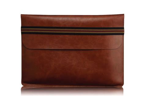 This Leather Laptop Case Is Less Than an Inch Thick