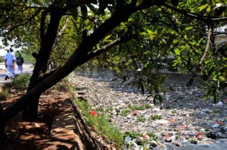 Tumpukkan Sampah Di Kali Kelapa Gading Datatempo