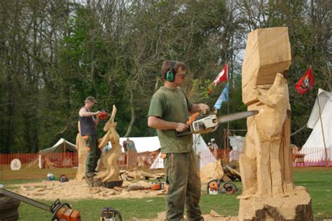 Sculptura lemnului cu drujba artă și îndemânare modernă