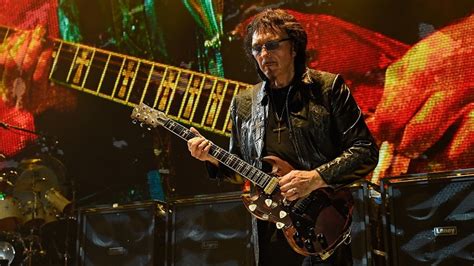 Tony Iommi rocks Black Sabbath's "Paranoid" with Hollywood Vampires ...