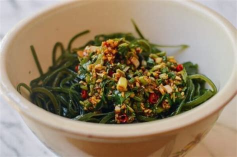 Chinese Seaweed Salad 凉拌海带丝 The Woks of Life