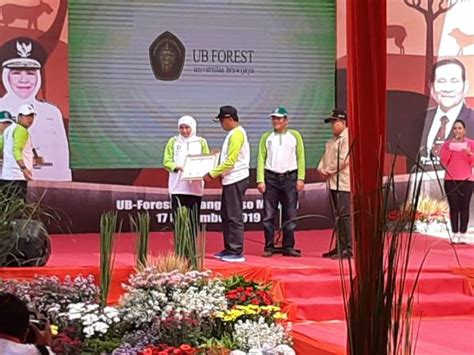 Gubernur Khofifah Serahkan Penghargaan Proklim Di Hari Cinta Puspa Dan