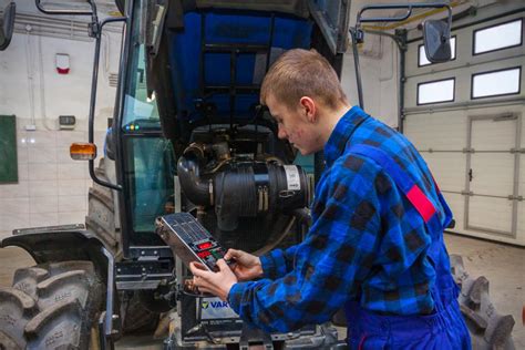 Mechanik operator pojazdów i maszyn rolniczych ZSCKR Henryków