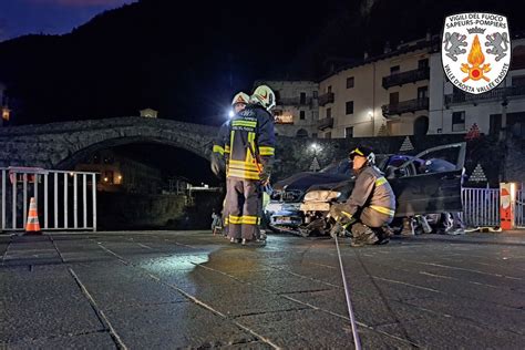 I Vigili Del Fuoco Hanno Recuperato Unauto In Bilico Sul Lys Aostasera