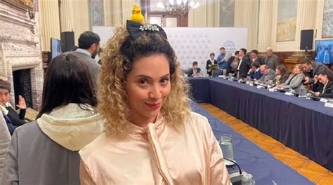 Una Diputada Mendocina De LLA Fue Al Congreso Con Un Patito Kawaii En