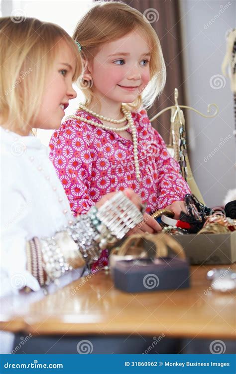 Deux Filles Jouant Avec Des Bijoux Et Composent Photo Stock Image Du