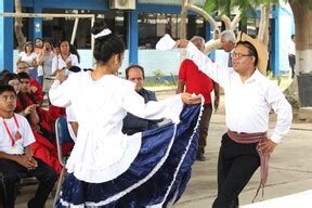 UGEL Sullana Realiza Ceremonia De Izamiento Y Reconocimiento A